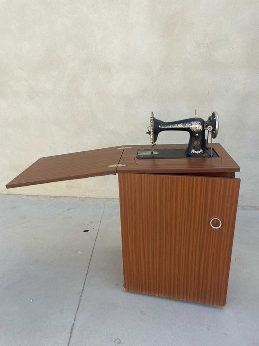 Máquina de Costura Antiga com Móvel – Para Decoração ou Restauro