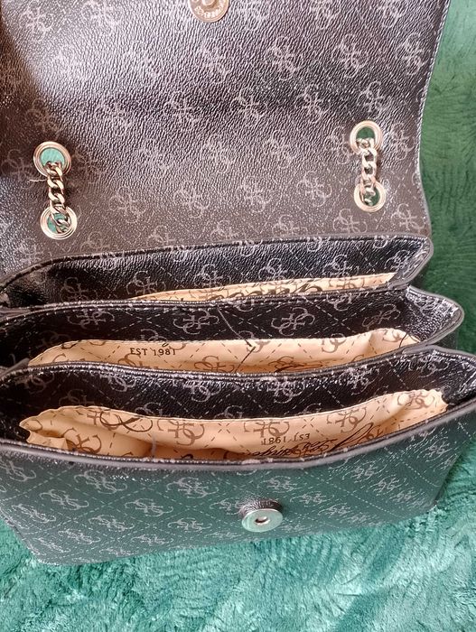 torebka GUESS czarna złote napisy pasek z łańcuchem