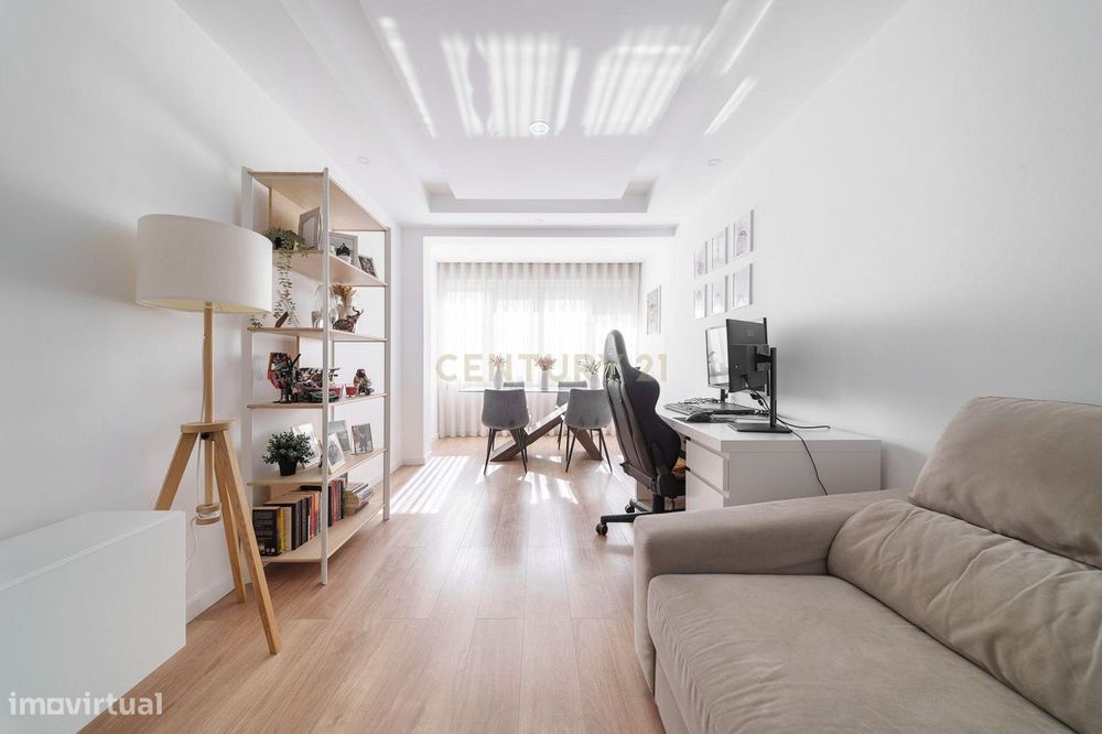 Apartamento T2 Renovado com Varanda e Arrecadação em São João da Talha