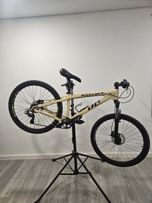 Bicicletas + tripé + bomba de pneus