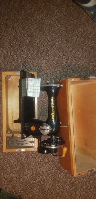 Швейна машина "Подолка" (ПМЗ) у дерев'яному футлярі. Машина в робочом