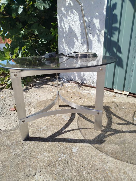 Mesa de apoio e candeeiro