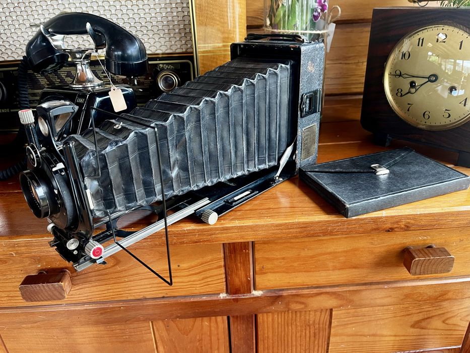 Antiga máquina fotográfica Voigtländer Berheil de grandes dimensões