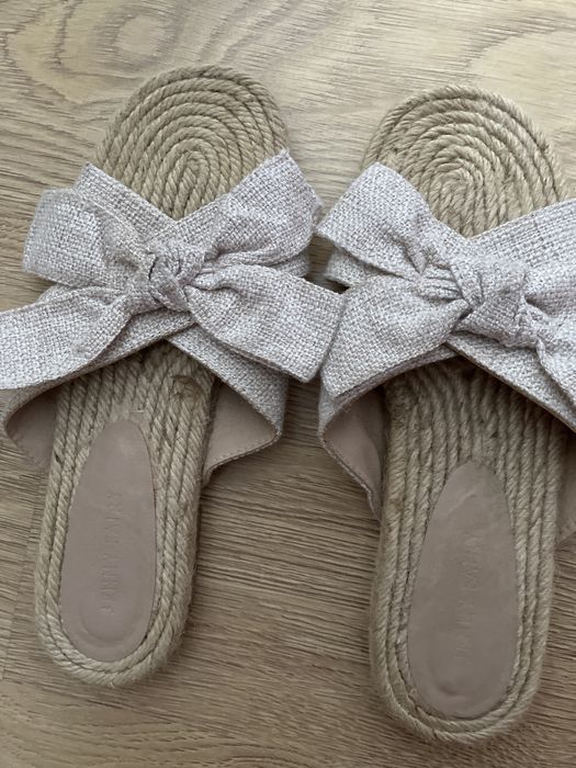 Damskie klapki, bezowe espadryle.
