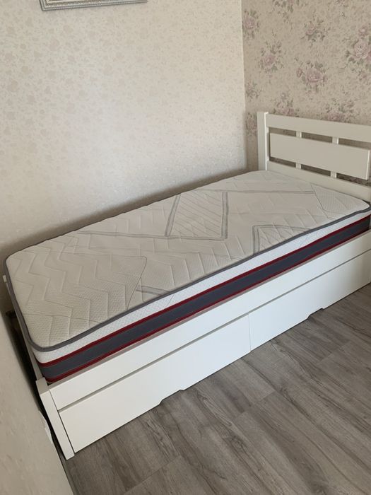 Деревʼяне ліжко з матрасом