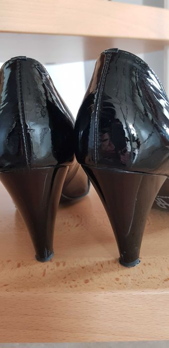 #buty. Czarne czółenka na obcasie, odslonięte palce.