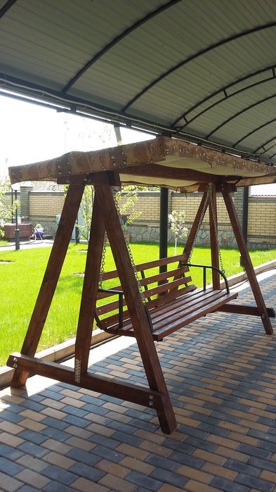 Продається дерев'яна гойдалка.