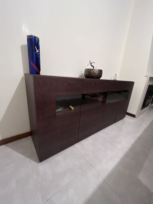 Aparador castanho com vidro