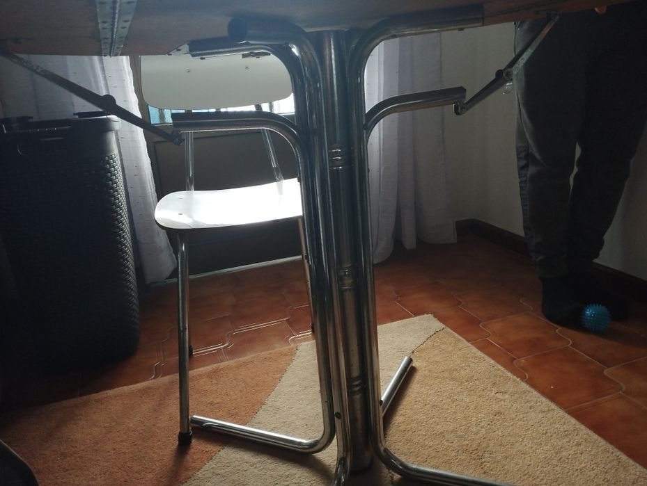 Mesa branca com 2 cadeiras64752341568129124