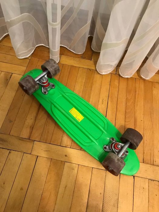 Скейт зеленого кольору