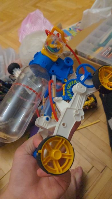 Отака штука яке їде від повітря, повітря накачується в самій машині