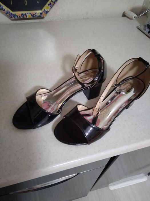 Босоніжки чорні лакеровані 36 розмір
