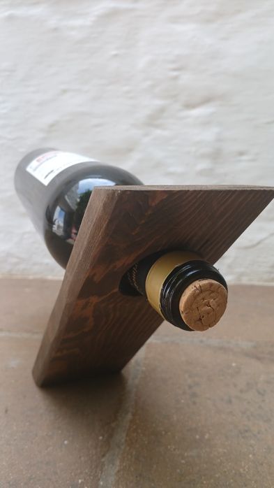 Suporte flutuante para garrafas de vinho.