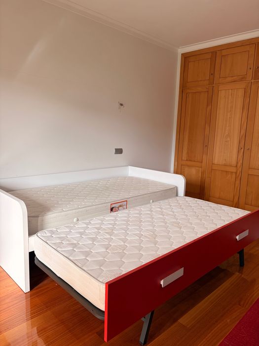 Cama de Solteiro Branca com Gavetão + 2 Colchões (Excelente Estado)