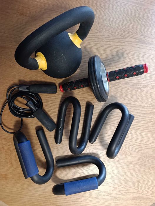 Zestaw do treningu domowego: kettlebell 16 kg, koło do brzucha, skakanka, uchwyty push-up