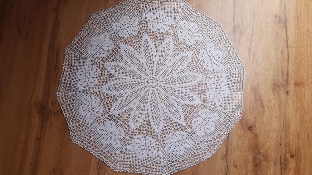 Serweta biała okrągła szydełkowa  rękodzieło o śred.73 cm