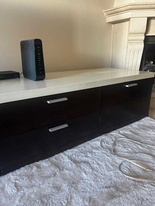 2 pelo preço de 1, Movel de tv, em madeira wengue e tampo branco