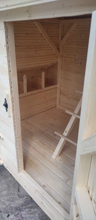 Kurnik dla kur od ręki na nozkach