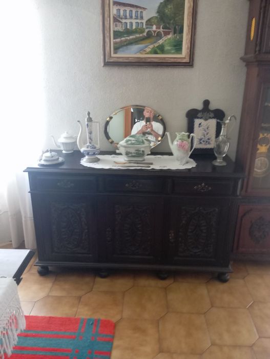 Mesa, cadeiras e louceuros