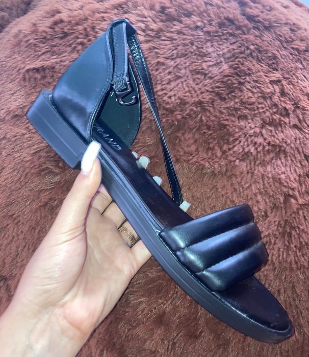 Босоніжки з закритою пʼяточкою , 39 розмір , не ношені !