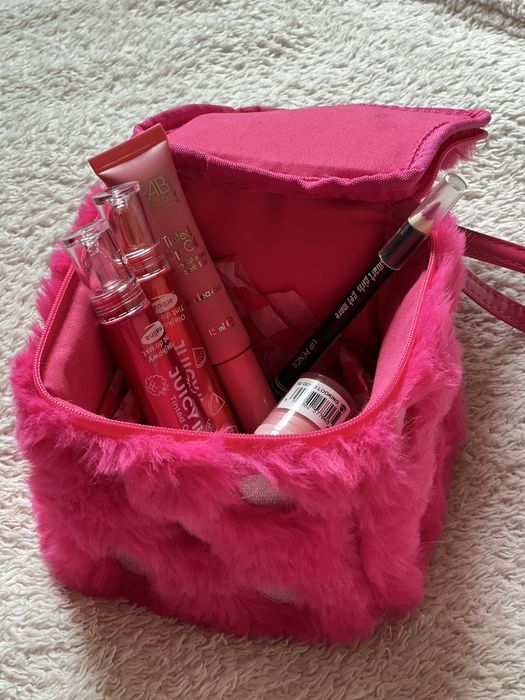 Nowa kosmetyczka różowa Benefit pluszowa fluffy kostka