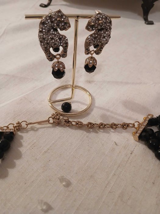 Brincos e colar com leopardo
