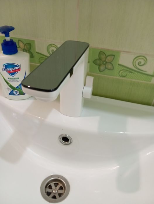 Сенсорный кран в ванную комнату.