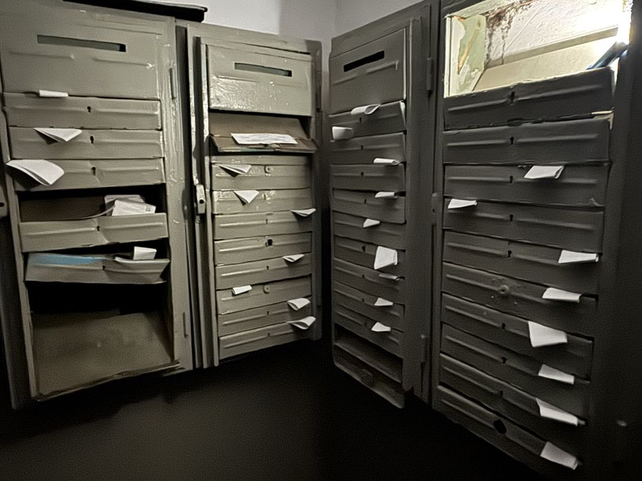 Розклейка листівок по місту