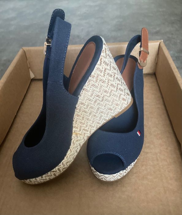 Sandały na koturnie