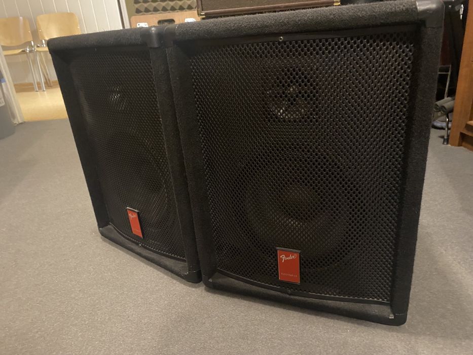 Kolumny szerokopasmowe Fender do systemu nagłośnieniowego.