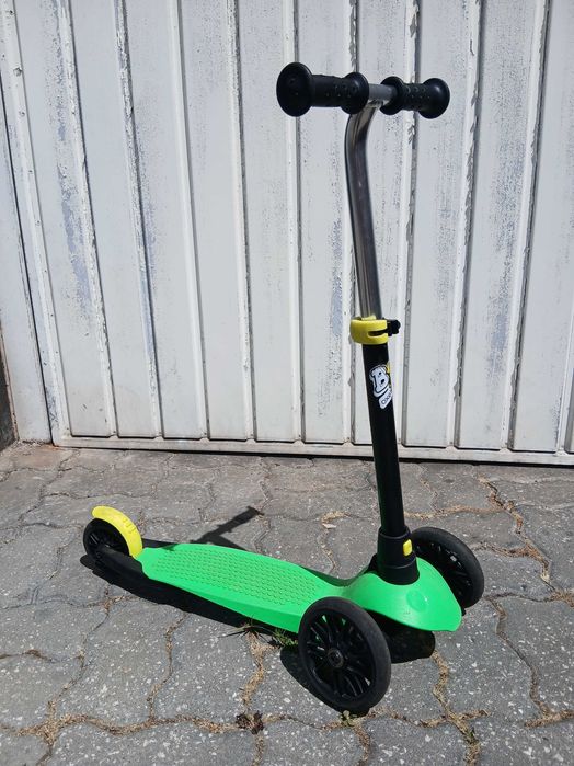trotinete infantil Oxelo (Decathlon), modelo B1, em verde e preto