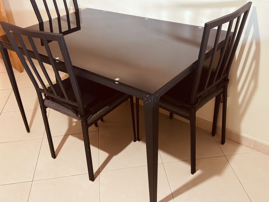 Conjunto de Mesa com 4 Cadeiras