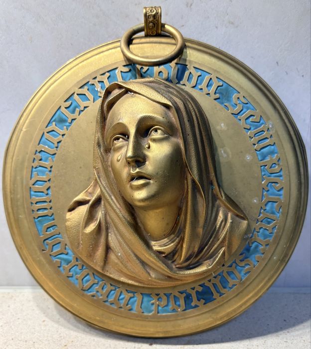 Grande antiga placa com imagem da N. S. de suspensão mural dourada