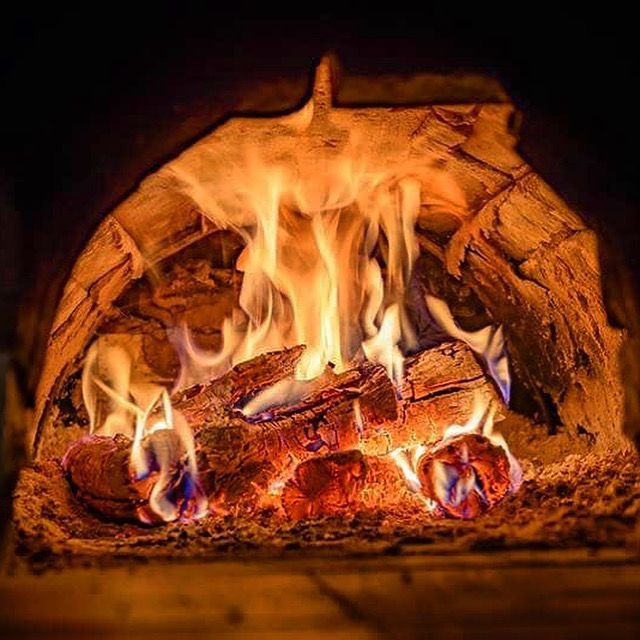 Дом в лесу на озере с камином под Киевом. Всегда есть свет и интернет.