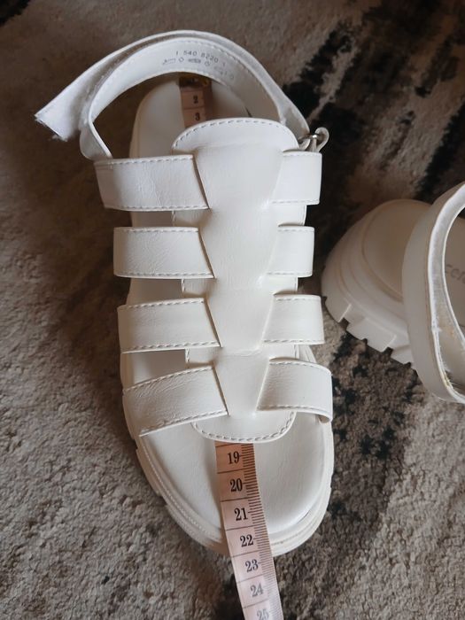 Продам босоніжки для дівчинки