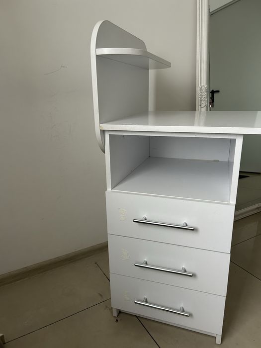 Стіл манікюрний продам терміново САМОВИВІЗ