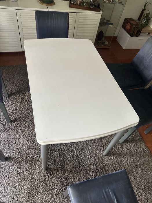 Mesa branca em bom estado