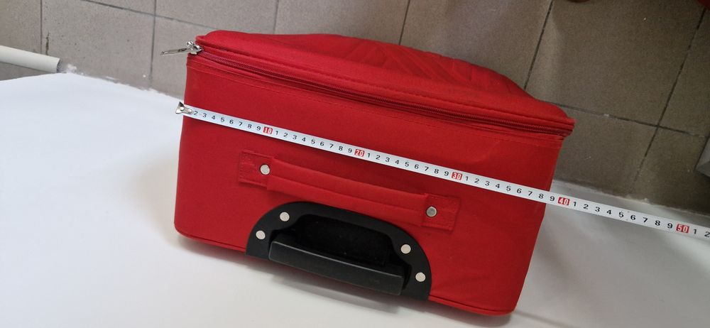 Walizka podróżna czerwona na 4 kółkach materiałowa