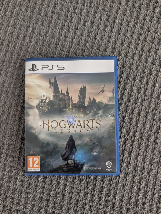PS5 Slim 1T com suporte de comandos e jogos