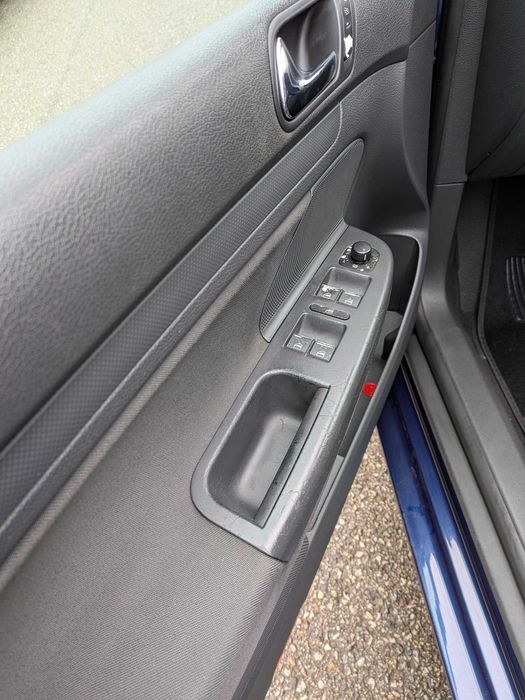 Volkswagen Golf 1.4 Gasolina — Confortável e fiável