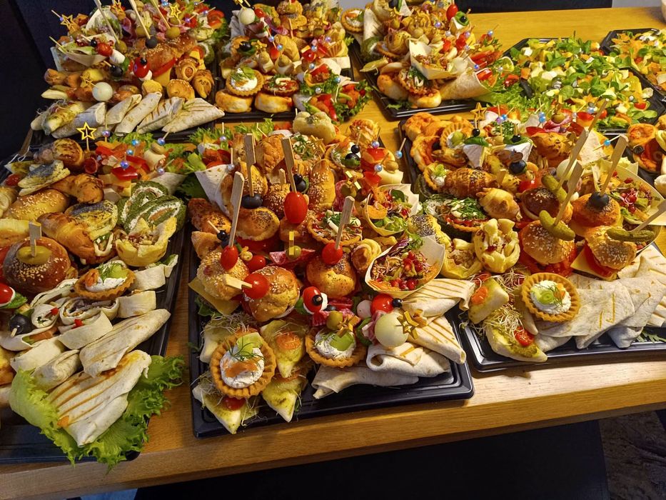 Przystawki na imprezę, party boxy, tace, catering