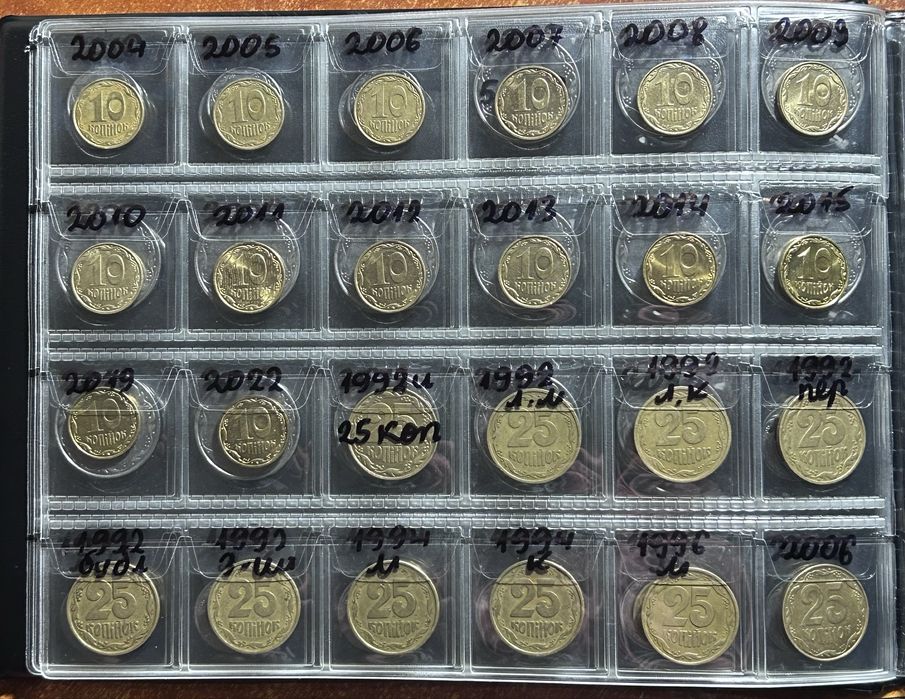 Продам набор погодовку из 132 монет Украины в альбоме все номиналы.