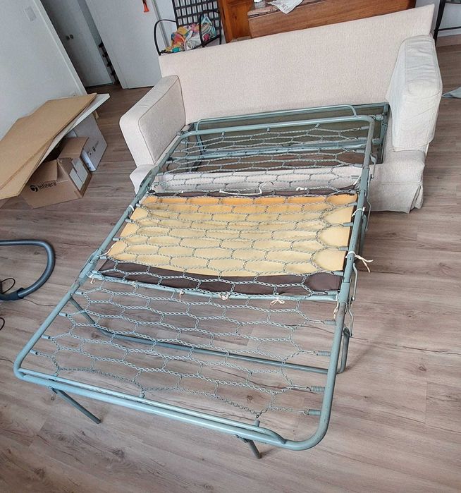 Sofá-cama em segunda mão, em bom estado, com colchão