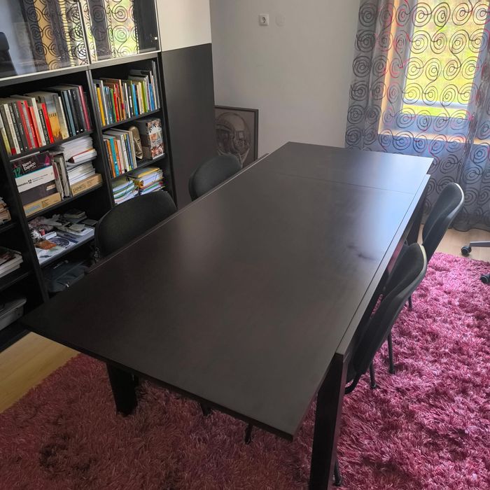 Mesa castanha escura