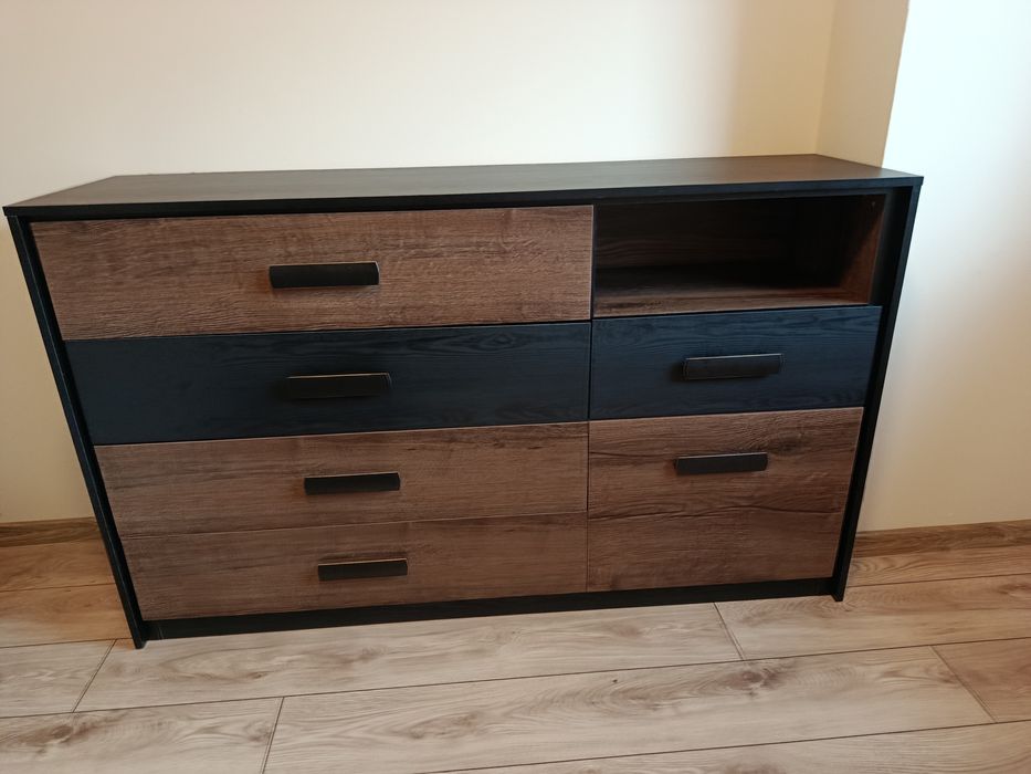 Komoda Kassel Black Red White
Wymiary:
Głębokość 41 cm
Szerok