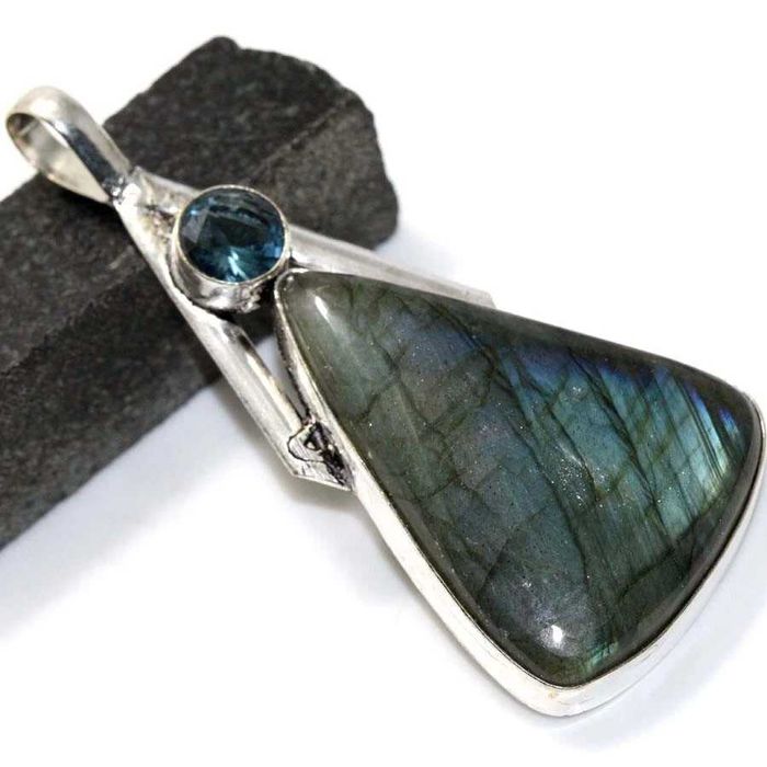 Кулон с огненным лабрадоритом и голубым топазом, посеребренный