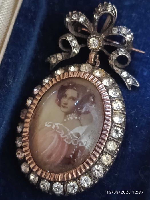 Alfinete Moldura Pendente Ouro Prata Strass contrastado Séc XIX 5,4 cm