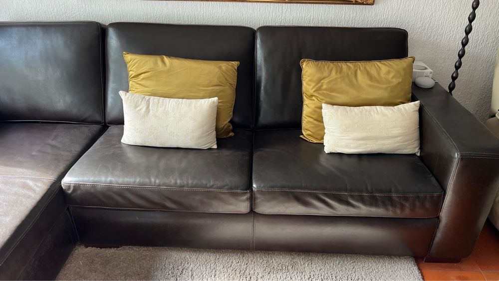 Sofá escuro com chaise longue