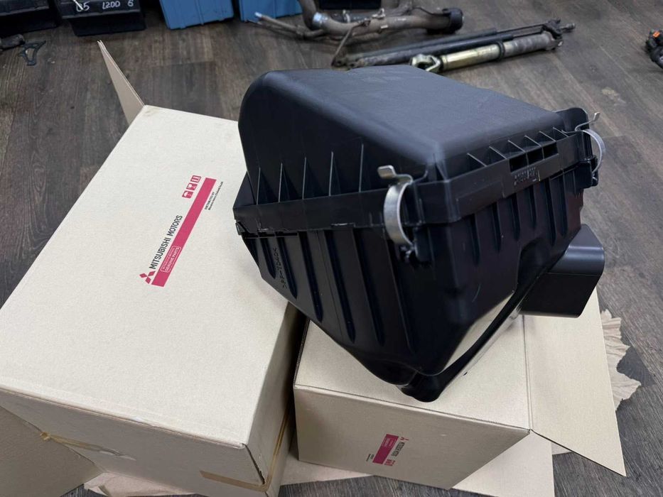 Корпус повітряного фільтру 1500A821 та 1500A609  новий в зборі