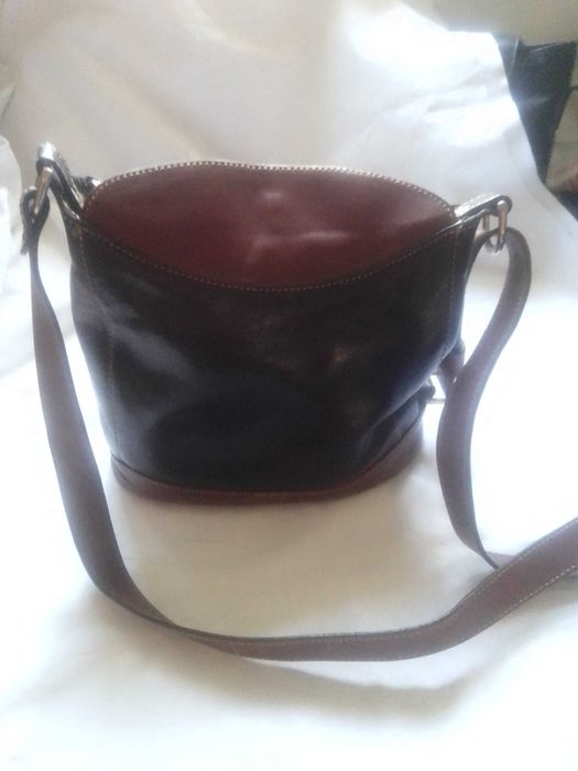 Conjunto de 5 malas de mão, em pele, usadas.